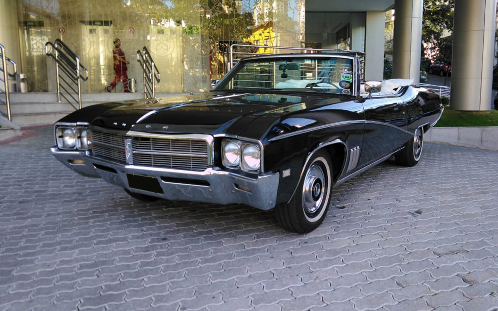 Veículo Buick Skylark 1969 preto, conversível.