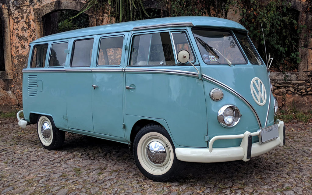 Volkswagen Kombi azul do ano de 1968.