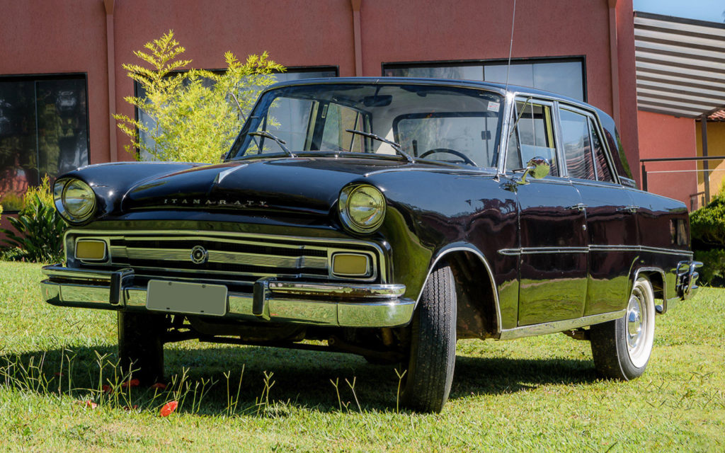 Willys Itamaraty 1967 na cor preta.